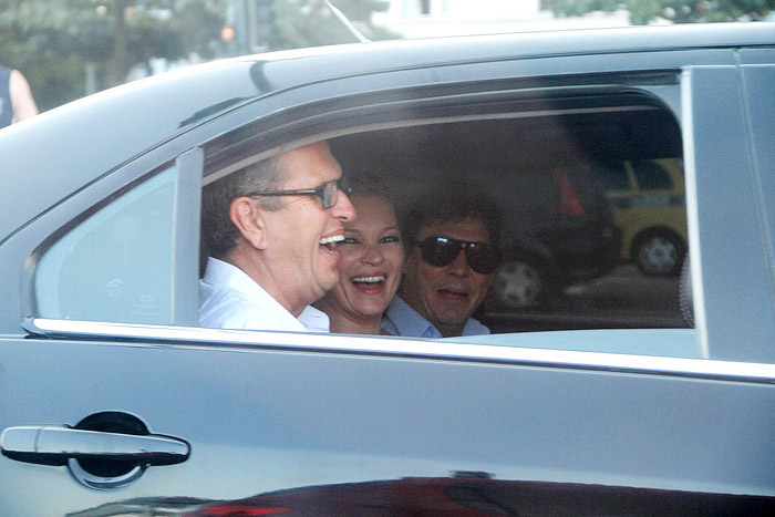 Kate Moss teve uma conversa animada com dois amigos no carro