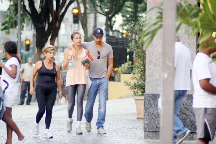 O casal caminha abraçado