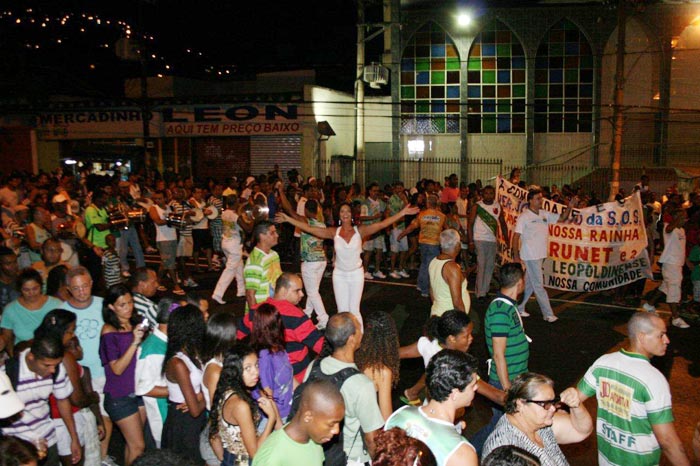 A modelo samba junto com a comunidade