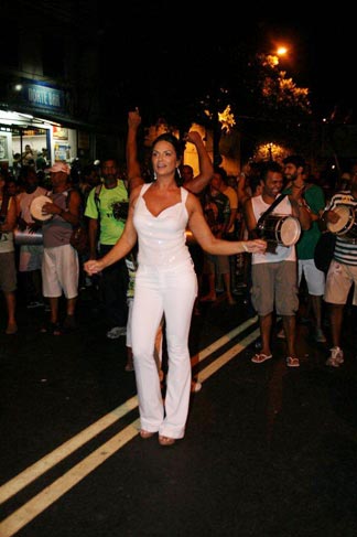 De branco, Luiza Brunet participa do ensaio da Imperatriz Leopoldinense