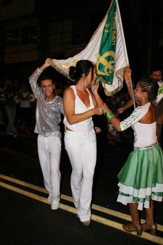 Luiza beija a bandeira da escola carioca