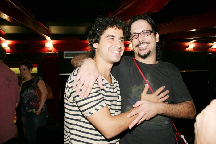 Taís Araújo recebe carinho de amigos, no teatro