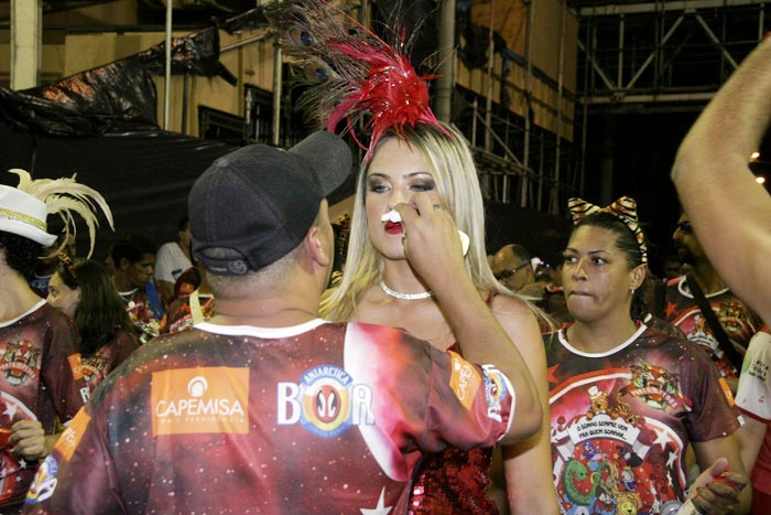 A atriz teve cuidados especiais na noite de samba