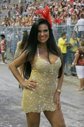 Solange Gomes causou com seu vestidinho dourado
