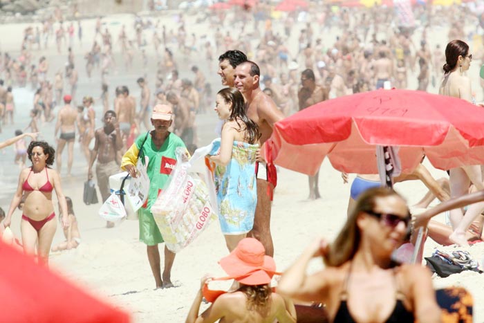 Cláudia Abreu curte praia acompanhada da família