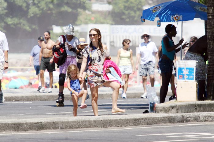 Cláudia Abreu curte praia acompanhada da família