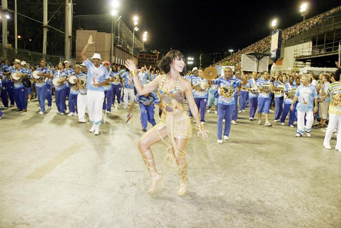 Para mudar o visual, a morena optou por uma peruca mais curta que seu cabelo