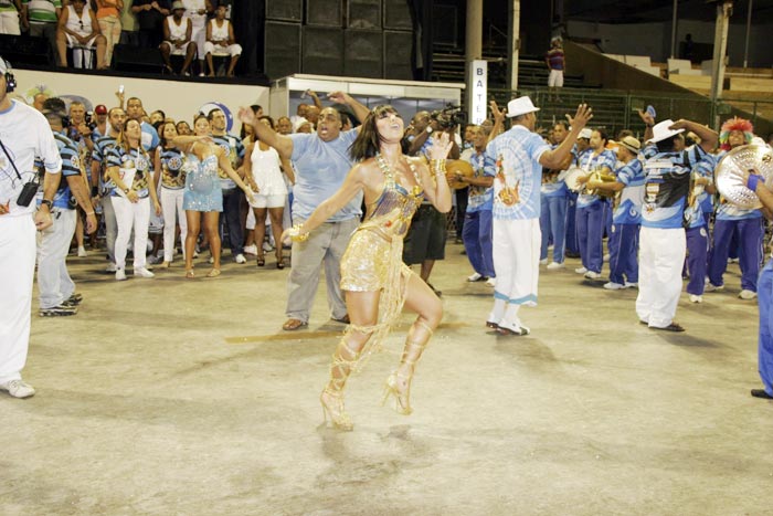 Sabrina esbanjou simpatia na avenida