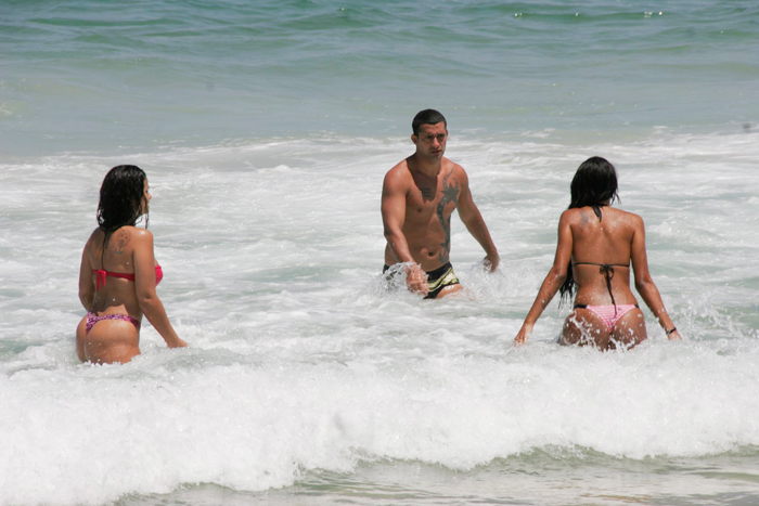 Casal e Marta curtiram o dia de sol na praia