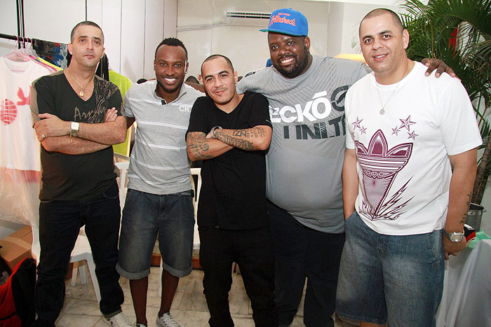 Marcelo D2 faz pose ao lado dos integrantes da banda