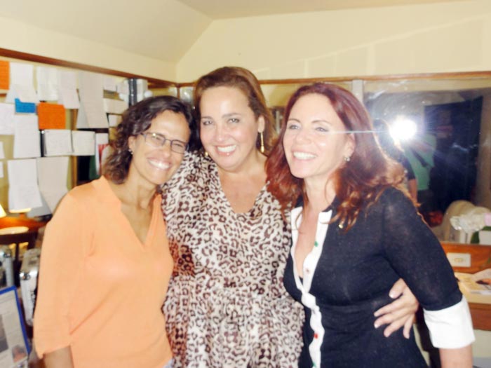 Claudia Jimenez posa com as amigas Zélia e Leilane Neubarth 