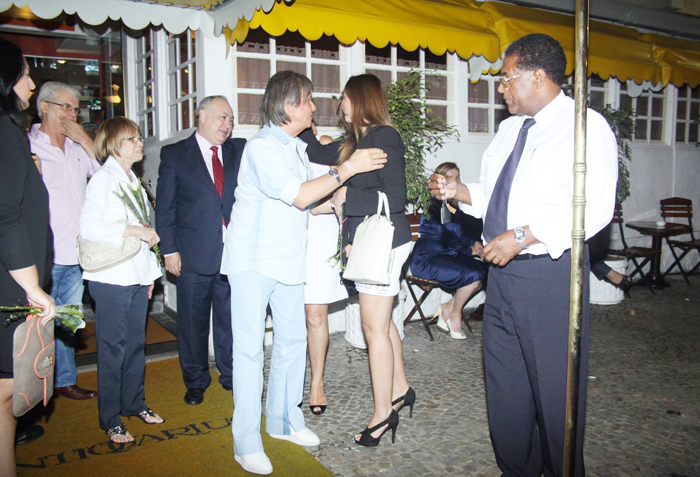 Roberto Carlos cumprimentou os amigos na saída do restaurante