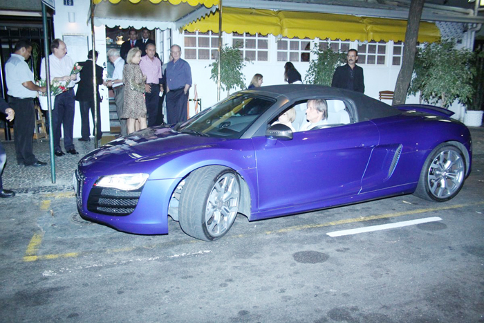 Rei circulou com sua Audi azul pelo bairro do Leblon, no Rio