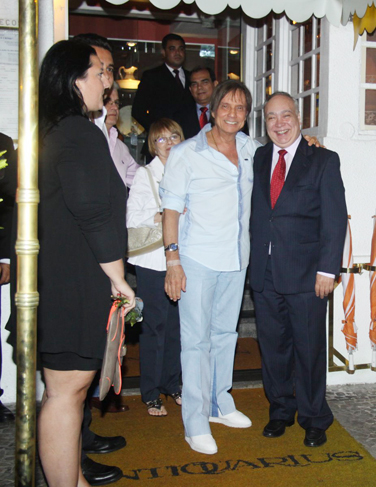 Roberto Carlos tirou fotos com um funcionário do restaurante 