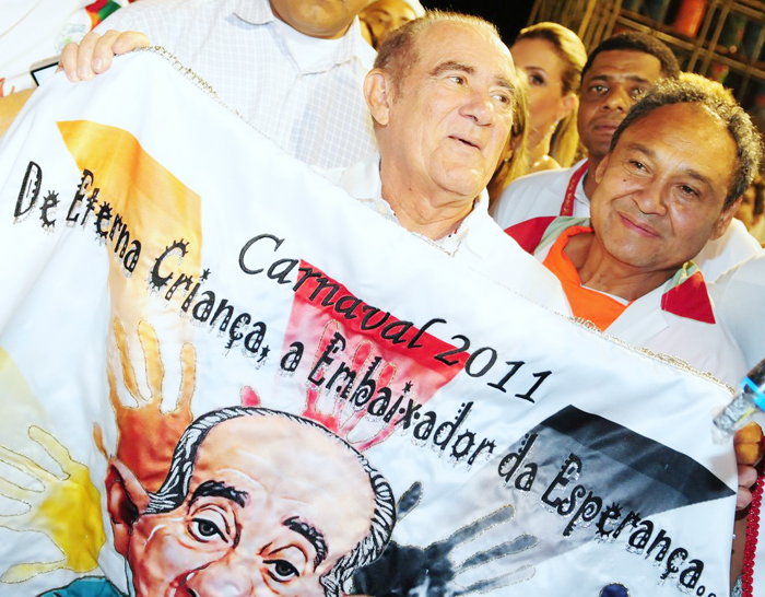 Humorista circulou pelo Sambódromo com uma faixa em sua homenagem 