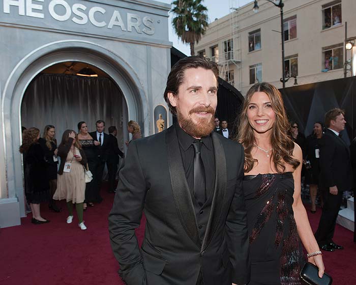 Christian Bale, do filme O Vencedor, chegando com sua mulher Sandra Blazic 
