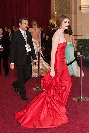 Anne Hathaway: deslumbrante de vermelho