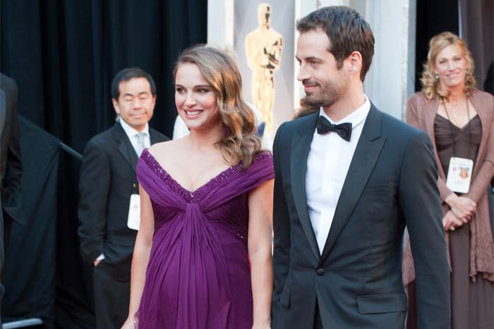 Natalie Portman, a Melhor Atriz pelo trabalho em Cisne Negro, e seu marido Benjamin Millepied 