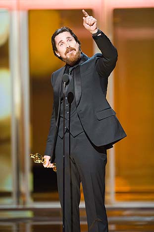Christian Bale recebe a estatueta de Melhor Ator Coadjuvante por O Vencedor.