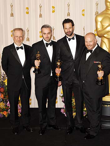 Steven Spielberg entregou o prêmio de Melhor Filme para a equipe de O Discurso do rei.