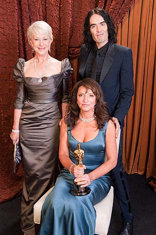 Helen Mirren e Russell Brand entregaram para a diretora Susanne Bier, o Oscar de melhor de filme em língua estrangeira por In a Better World, da Dinamarca.