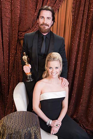 Christian Bale, Melhor Ator Coadjuvante por O Vencedor posa ao lado de  Reese Witherspoon.