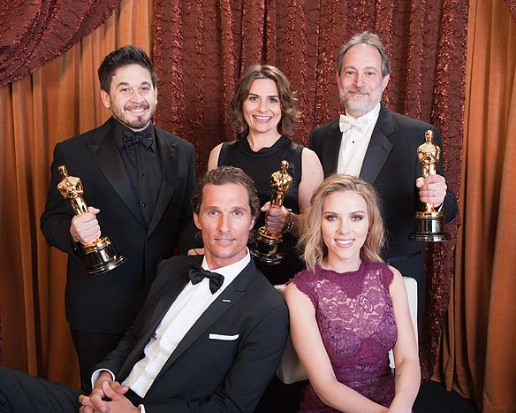 A Origem: Gary A. Rizzo, Lora Hirschberg e Ed Novick ao lado dos apresentadores Matthew McConaughey e Scarlett Johansson, depois de serem consagrados co o Oscar de  Melhor Mixagem.