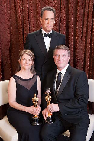 Robert Stromberg e Karen OHara subiram ao palco para receber a estatueta de Melhor Direção de Arte. Tom Hanks entregou o prêmio.
