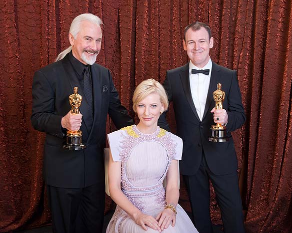 Rick Baker e Dave Elsey levaram Oscar de Melhor Maquiagem por O Lobisomem. Na foto com Cate Blanchett. 