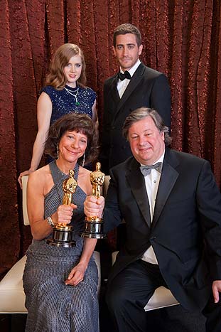 Ao lado de Amy Adams e Jake Gyllenhaa, os vencedores da categoria Melhor Documentário Curta-Metragem, Karen Goodman e Kirk Simon. Eles ganharam por Strangers No More.