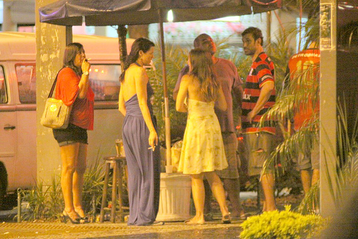 Luana Piovani chega a um restaurante acompanhada de amigos
