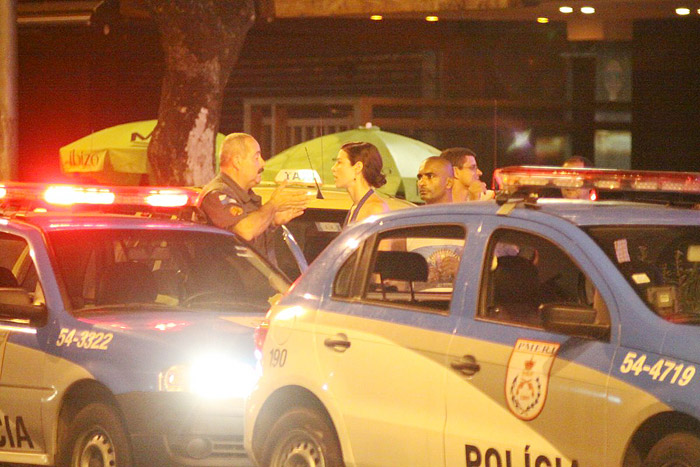 Luana Piovani se aproxima de uma viatura para falar com o policial