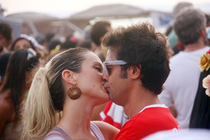 Bruno Mazzeo e Juliana Didone trocam beijos em Ipanema