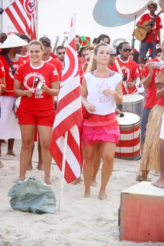 Juliana Didone samba ao lado do bloco