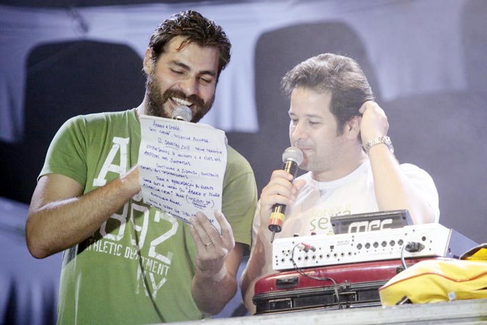 Thiago Lacerda e Murilo Benício brincam no palco