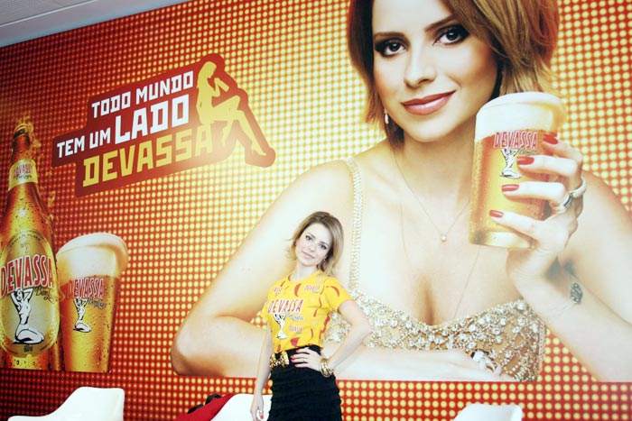 Sandy fica loira e vira musa de cervejaria no Carnaval