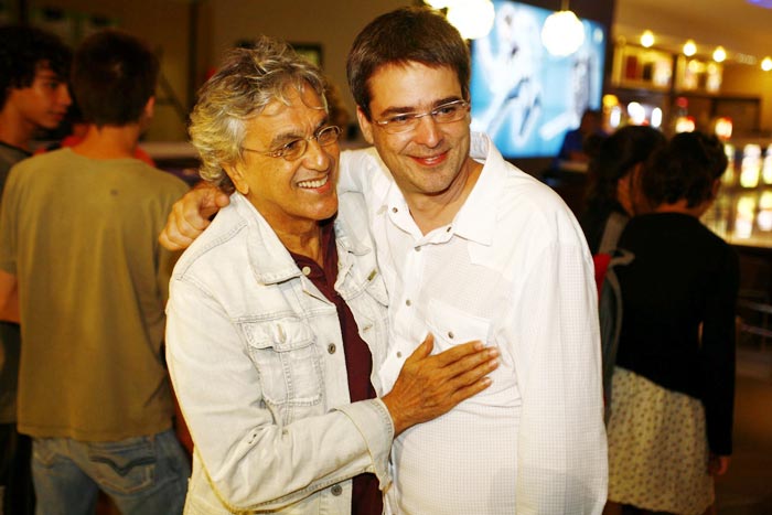 Caetano Veloso aparece com nova namorada em pré-estreia, no Rio