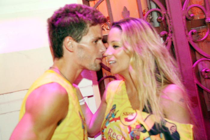 Danielle Winits e Jonatas Faro trocam beijos em camarote