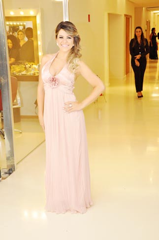 Tânia Oliveira escolheu um vestido rosa para noite