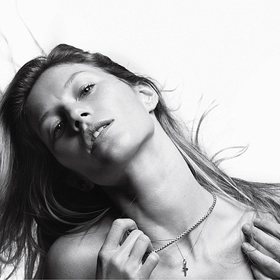 Gisele Bündchen faz topless em ensaio para a V Magazine