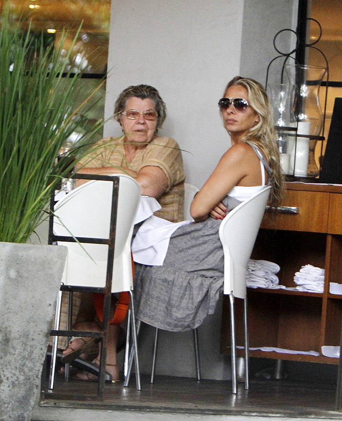 Adriane Galisteu almoçou com a mãe em um restaurante