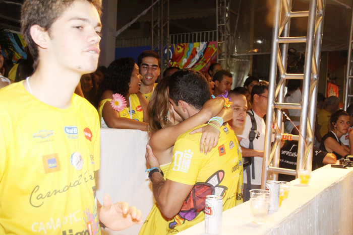 Malvino Salvador e Sophie Charlotte trocaram muitos beijos