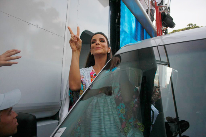 Ivete acenou para as pessoas 