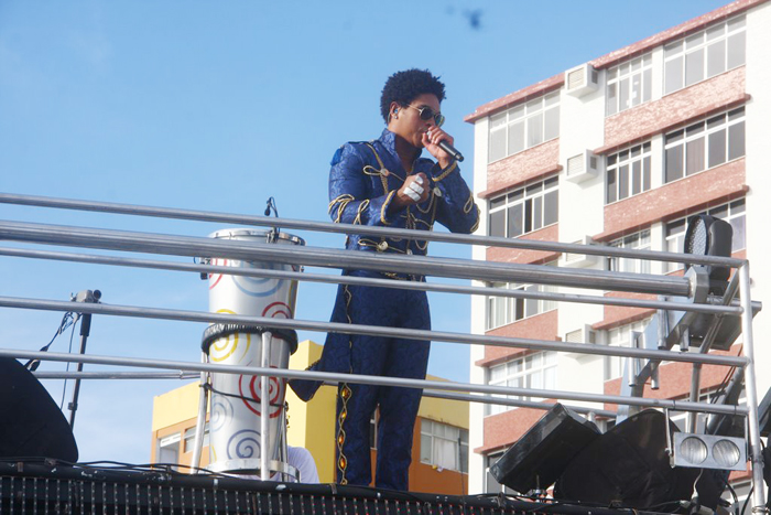 Vocalista da Timbalada subiu no trio elétrico vestido de príncipe 