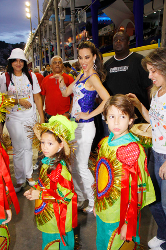 Apresentadora sambou com a criançada antes do início do desfile 