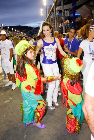 Ana Furtado sambou com as crianças