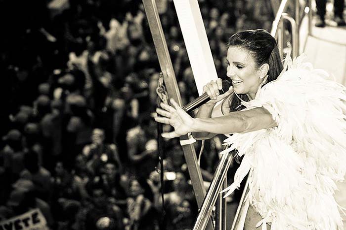 Ivete Sangalo em seu trio: Primeira noite de folia em Salvador.