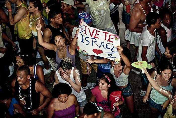 Fãs seguem atrás do trio de Ivete