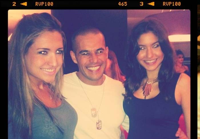 Os ex-BBBs no carnaval de Sampa: Tessalia, Natália e Alex: Eu e @alexfvoficial dando trote na maninha Natalia BBB11 ;) - @natiecc ;) @ Bar Brahma http://instagr.am/p/CADS8/