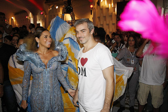 O marido Marco Scabia vestiu camiseta I Love DM (Daniela Mercury) 